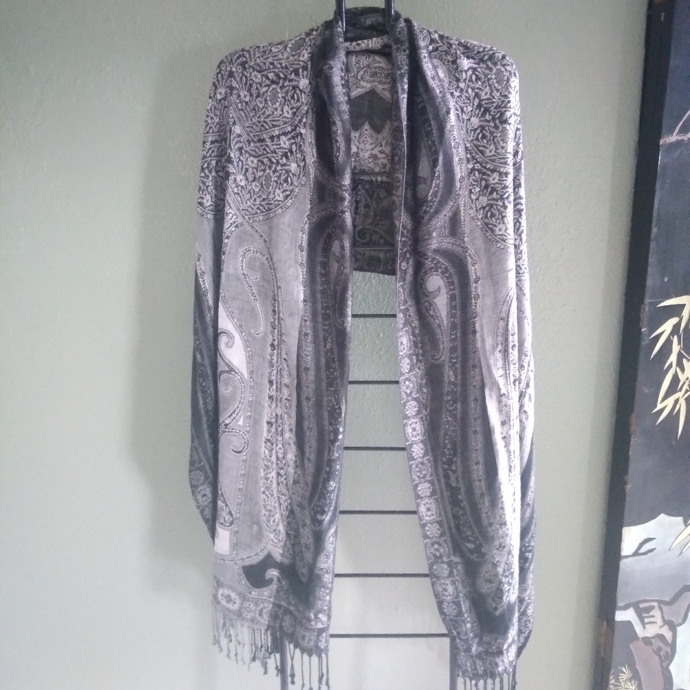 Collection 18 black and gray scarf